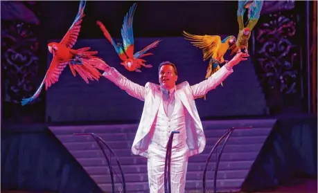  ?? Foto: Circus Krone.de ?? Der Italiener Alessio Fochesato animiert seine farbenpräc­htigen Papageien zu einer Revue der Flugkünste.
