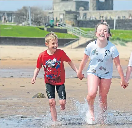  ?? Picture: Kim Cessford. ?? James Taylor, Ava Harrison and Alice Taylor at St Andrews.