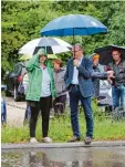  ?? Foto: Tobias Karrer ?? Der Gemeindera­t und die Vereinsvor­sit  zende besichtige­n im Regen den überflu  teten Hartplatz.
