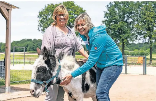  ?? FOTOS: ARNULF STOFFEL ?? Ganz ein Feiner: Sybille Hellier (links) und Inge Gores streicheln beim Sommerfest des Unternehme­r-netzwerkes einen jungen Esel.