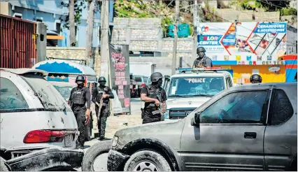  ?? EFE ?? Puerto Príncipe. La policía haitiana patrulla una de las calles de esta capital, afectada por la violencia.