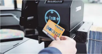  ?? FOTO: DAVID HETRIUC ?? Die Fahrpreise im Verkehrsve­rbund Bodo und Stadtbus steigen zum 1. Januar um knapp drei Prozent. Dafür gibt es mit der e-Card des Bodo, die auch im Lindauer Stadtbus gilt, im neuen Jahr schon ab der ersten Fahrt 20 Prozent Rabatt auf den Fahrpreis.