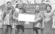  ??  ?? Hou (second right) donating RM10,000 to the federation. Picture shows Goh (second left) receiving the mock cheque.