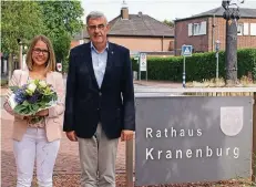 ?? FOTO: NN ?? Katrin Börgers mit Bürgermeis­ter Günter Steins.