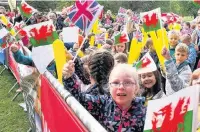  ??  ?? People of the Cynon Valley take to the streets to welcome the Tour of Britain