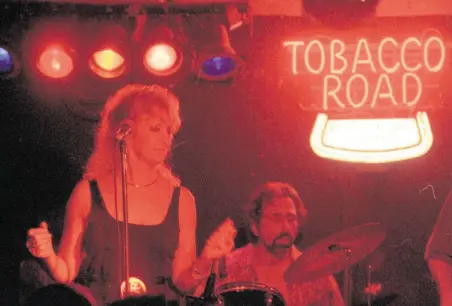  ?? PATRICK FARRELL Miami Herald file ?? Lynne Noble performs with Good Rockin’ Johnny and the Wiseguys at Tobacco Road in Miami in this Oct. 5, 1992, file photo.