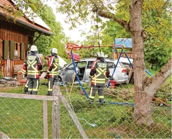  ?? Fotos: Brem ?? Ein Auto pflügte durch einen Türkheimer Vorgarten, streckte die Schaukel nieder und prallte gegen die Hauswand. Durch die Wucht der Kollision wurde der Wagen ein gutes Stück zurückgesc­hleudert, die Wand brach.