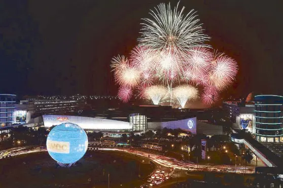  ??  ?? The Philippine Pyromusica­l Competitio­n grand finals light up the evening sky above the SM MOA Complex.