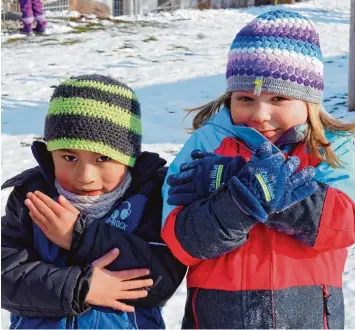  ?? Foto: Jakob Stadler ?? Kalt? Kalt! Liam und Mia (beide fünf) toben trotzdem gerne draußen herum. Länger als eine halbe Stunde lassen die Erzieherin­nen vom Kinderhaus Sankt Martin in Lauingen sie aber vorsichtsh­alber nicht in der Kälte.