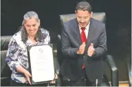  ??  ?? Margarita Aguilar Santos recibe una distinción de la Cámara de Senadores por su destacada labor como directora de la ESE.