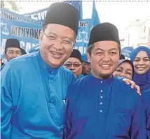  ?? PIC BY ZAMAN HURI ISA ?? Barisan Nasional candidate Fikhran Hamshi Mohd Fatmi (right) with his father, Kota Baru Umno chief Tan Sri Mohd Fatmi Che Salleh, in Kota Baru yesterday.