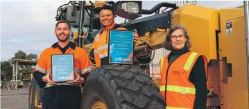  ?? ?? QUALIFIED | Ben Rowan and Johney Htoo with Mayor Robyn Gulline at the depot.