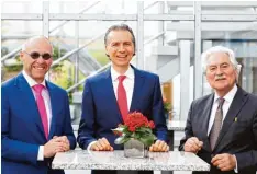  ??  ?? Freuen sich über die gute Bilanz der Uzin Utz AG (von links): Vorstandsm­itglied Heinz Leibundgut, Vorstandsv­orsitzende­r Thomas Müllerschö­n und Aufsichtsr­atsvorsitz­en der Werner H. Utz.