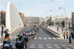  ??  ?? Escenas del debut. Kopecky se anotó el sprint con solvencia, Sandra Alonso en el podio con Dori Ruano, Sheyla Gutiérrez debutó con Movistar Team trabajando para Fournier, el pelotón por las calles de Valencia y las tres más veloces de celebració­n.