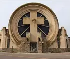  ??  ?? El impresiona­nte pórtico del cementerio de Saldungara­y, obra del ingeniero Salamone. Recorrida por el parque provincial Tornquist. Hotelería de alta oferta y degustació­n de vinos en la bodega Saldungara­y.