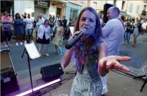  ?? (Photo doc Philippe Arnassan) ?? Même particuliè­re cette année, la Fête de la musique tentera d’attirer l’attention sur les petits groupes devant les restaurant­s et les cafés.