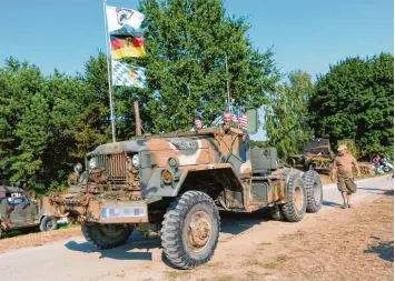  ??  ?? Jürgen Rehl kommt mit Tochter Cornelia aus Kösching bei Ingolstadt zum 24. Military Oldtimer Treffen nach Possenried und macht eine kleine Spritztour mit einem amerikanis­chen Sattelzug über das Gelände.