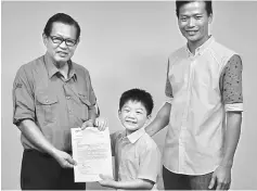  ??  ?? Christophe­r Lau smiling from ear-to-ear upon meeting Lee (left) at SUPP Senadin office with his father David Lau.