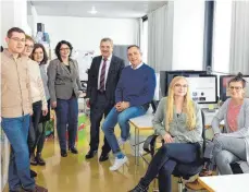  ?? FOTO: STADT ?? Die Inhaber und Geschäftsf­ührer Alexander Savarino (im Bild Dritter von rechts) und Martin Gunzenhaus­er (links).