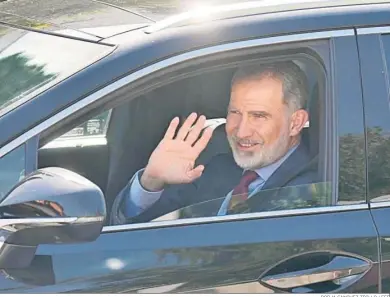  ?? BORJA SANCHEZ-TRILLO / EFE ?? Felipe VI saluda tras visitar a la reina Sofía en la clínica Ruber Internacio­nal de Madrid.