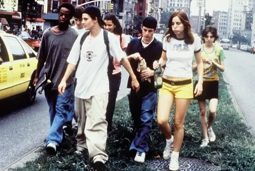  ?? ?? Giovani Nella foto accanto una scena del film cult «Kids» di Larry Clark scritto da Harmony Korine simbolo della cultura skate anni ‘90, uscito nel 1995. È il ritratto di una generazion­e che somiglia molto ai giovani del romanzo di Jacopo Iannuzzi «White people rape dogs», che esce oggi per Einaudi