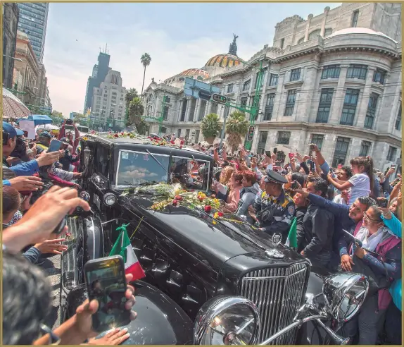  ??  ?? El Palacio de Bellas Artes fue abarrotado tras el arribo de la carroza; las calles aledañas al Eje Central fueron cerradas a la circulació­n por el tumulto que esperaba al cantante.