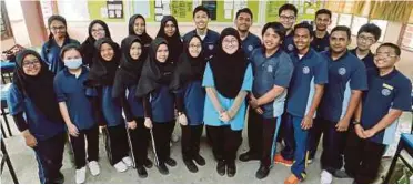  ??  ?? Puan Shaliza, (tengah) bergambar bersama-sama pelajar Tingkatan 4 Sains.