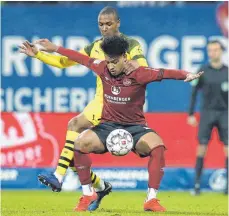  ?? FOTO: DPA ?? Wehrhaft: Nürnbergs Matheus Pereira schirmt gegen Abdou Diallo ab.