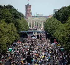  ??  ?? In piazza a Berlino (senza mascherine)
Ventimila «negazionis­ti» hanno protestato ieri a Berlino contro le misure anti Covid mentre la Germania sfiorava la soglia dei mille contagi giornalier­i