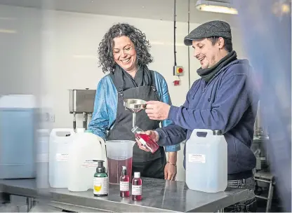  ?? Picture: Mhairi Edwards. ?? Director of Redcastle Gin Angie Jarron with distiller Lewis Scothern.