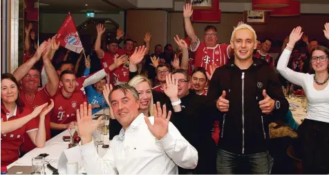  ?? Foto: Horst von Weitershau­sen ?? Bayern Star Rafinha (rechts) freute sich, dass er unter tatkräftig­er Mithilfe von Christophe­r und Miriam Gruß (sitzend im Vordergrun­d) doch noch den FCB Fanclub Bavarian Eagles besuchen kann. Trotz seines Auffahrunf­alls im Schneetrei­ben war es ihm...