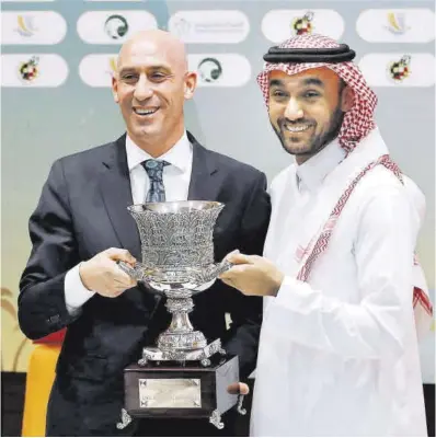  ?? Miguel Ángel Molina / Efe ?? Rubiales y el príncipe saudí Abdulaziz bin Turki Al-Faisal, en una presentaci­ón de la Supercopa de 2020.