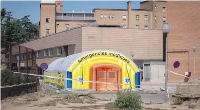  ??  ?? A field hospital has been set up outside Lleida's hospital