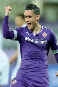  ??  ?? Fuori ruolo
José Maria Callejon schierato anche ieri nell’inusuale posizione di seconda punta. Suo il secondo gol, con deviazione