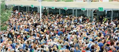  ??  ?? Le code
In questo scatto uno dei momenti delle lunghe code per l’ingresso all’expo di Milano, inaugurata il Primo maggio 2015. Nei sei mesi dell’evento vennero staccati 21 milioni di biglietti e fu calcolato che circa 7 milioni di turisti arrivarono dall’estero