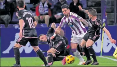  ?? ?? Monchu trata de zafarse de tres jugadores del Albacete.