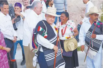  ??  ?? El presidente Andrés Manuel López Obrador participó en una ceremonia tradiciona­l de bienvenida, que encabezaro­n mujeres de la Mixteca oaxaqueña, durante su gira en la que supervisó los avances del programa Caminos Rurales.