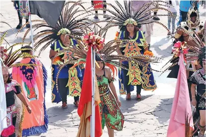  ??  ?? Los grupos pudieron volver a danzar este sábadao en honor de la imagen de la Virgen de Zapopan