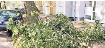  ?? FOTO: CHRISTOPH SCHMIDT ?? In der Schillerst­raße haben starke Winde dicke Äste abgerissen. Auch auf dem Bahnhofsvo­rplatz nur einige Schritte weiter sah es wüst aus.