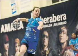  ?? FOTO: GARI GARAIALDE ?? Silvia Arderíus intenta un lanzamient­o en un partido con el Bera Bera