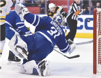  ??  ?? Le gardien des Maple Leafs de Toronto, Frederik Andersen, y va d’un geste de désespoir et réalise un arrêt miraculeux avec son bâton contre David Pastrnak, des Bruins de Boston, lundi. - La Presse canadienne: Frank Gunn