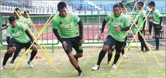  ?? CHANDRA SATWIKA/JAWA POS ?? PULIH: Rachmat Latief dengan pelipis yang diplester dalam latihan Persebaya di Gelora Bung Tomo, Surabaya, kemarin.