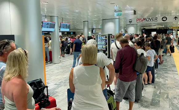  ?? ?? La prima fila La lunga coda per arrivare al check in dell’aeroporto Galileo Galilei di Pisa