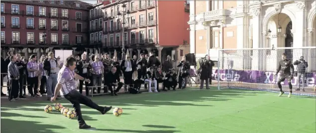  ??  ?? SOLIDARIDA­D. Cientos de aficionado­s lanzaron su penalti solidario en unas horas de convivenci­a con la Plaza Mayor como mejor escenario..