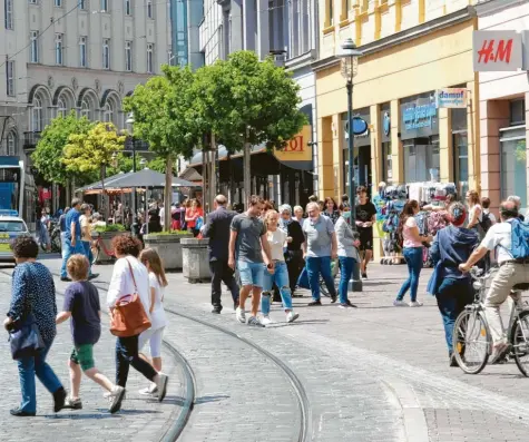  ?? Foto: Jan-Luc Treumann ?? In der Bürgermeis­ter-Fischer-Straße sank die Frequenz der Passanten im Mai um ein Drittel im Vergleich zum Januar, als Corona noch nahezu kein Thema war. Ein Einbruch, den die Händler auch beim Umsatz spüren.