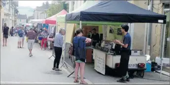  ??  ?? Le vendredi matin, la rue du Marché porte bien son nom