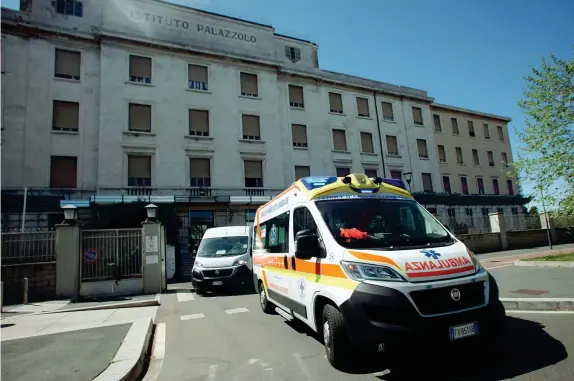  ??  ?? Contagio
Ambulanze escono dall’istituto Don Gnocchi-palazzolo di Milano dove sono stati 87 i morti a marzo e almeno altrettant­i nelle due settimane successive