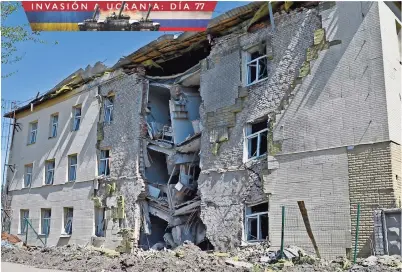  ?? ?? UN EDIFICIO de apartament­os dañado por proyectile­s rusos, en Bakhmut, región de Donetsk