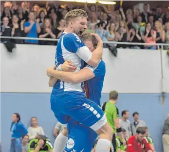  ?? ARCHIVFOTO: DEREK SCHUH ?? Ende April haben sich die Handballer des TSB Ravensburg (Simon Schmiedel und Christian Herter) die Meistersch­aft in der Bezirkslig­a und den Aufstieg in die Landesliga gesichert.