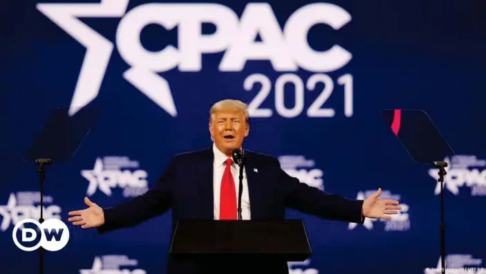  ??  ?? Donald Trump hält eine Rede bei dem Konservati­ven-Treffen CPAC in Orlando